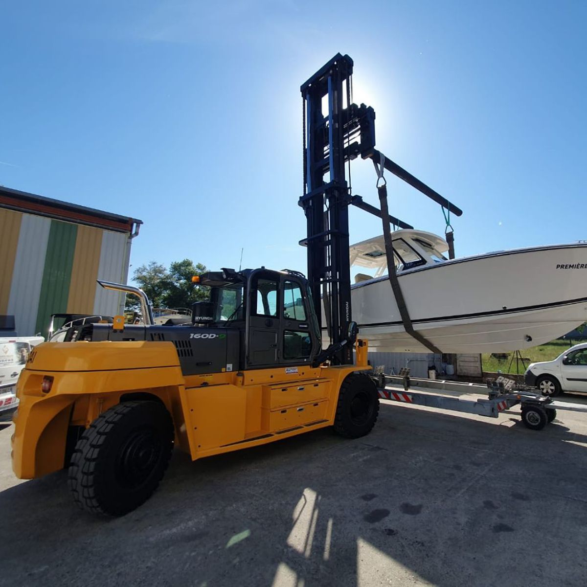 hyundai 160D-9 forklift truck at Lethiec et Fils boat pic hyundai material handling