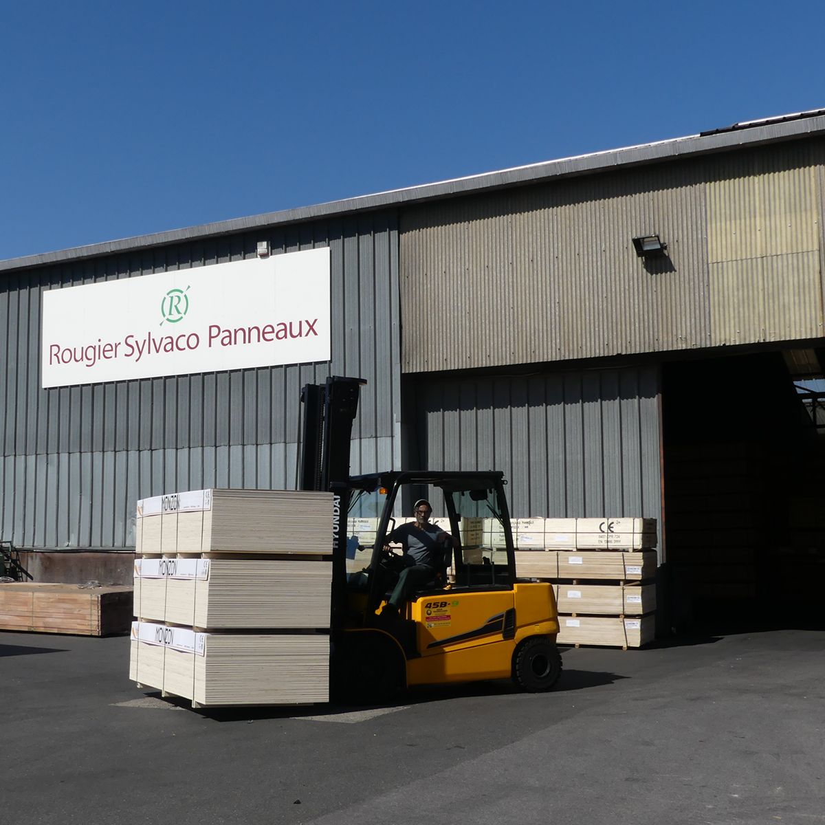Hyundai-Elektrogabelstapler beim Verladen bei ROUGIER SYLVACO PANNEAUX