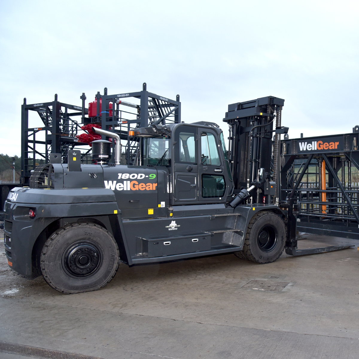Carrello elevatore a forche hyundai 180d-9 nero in azione sul campo