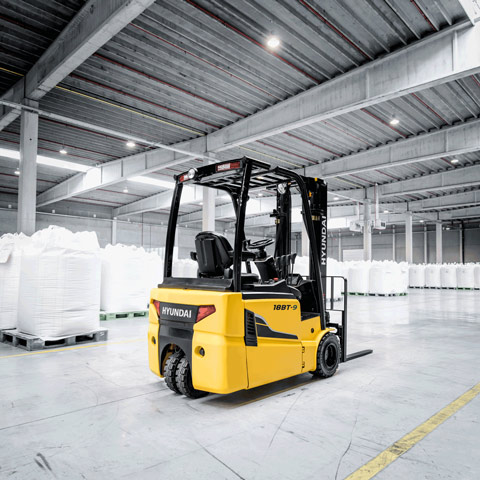Hyundai 18bt-9 electric forklift working in a warehouse 