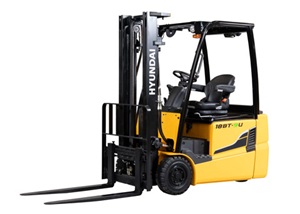 Hyundai Elektro-Gabelstapler 18bt9u-8 vor weißem Hintergrund