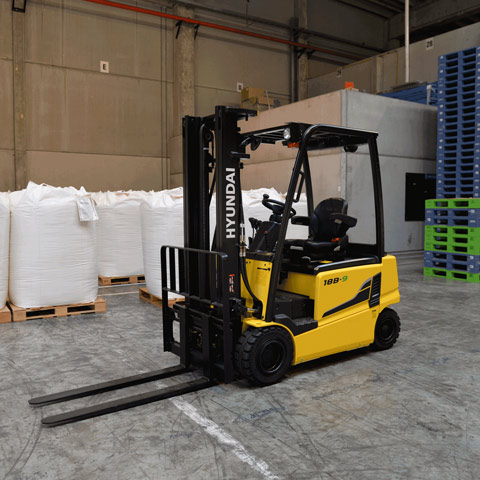 Hyundai 18b-9 electric forklift side view