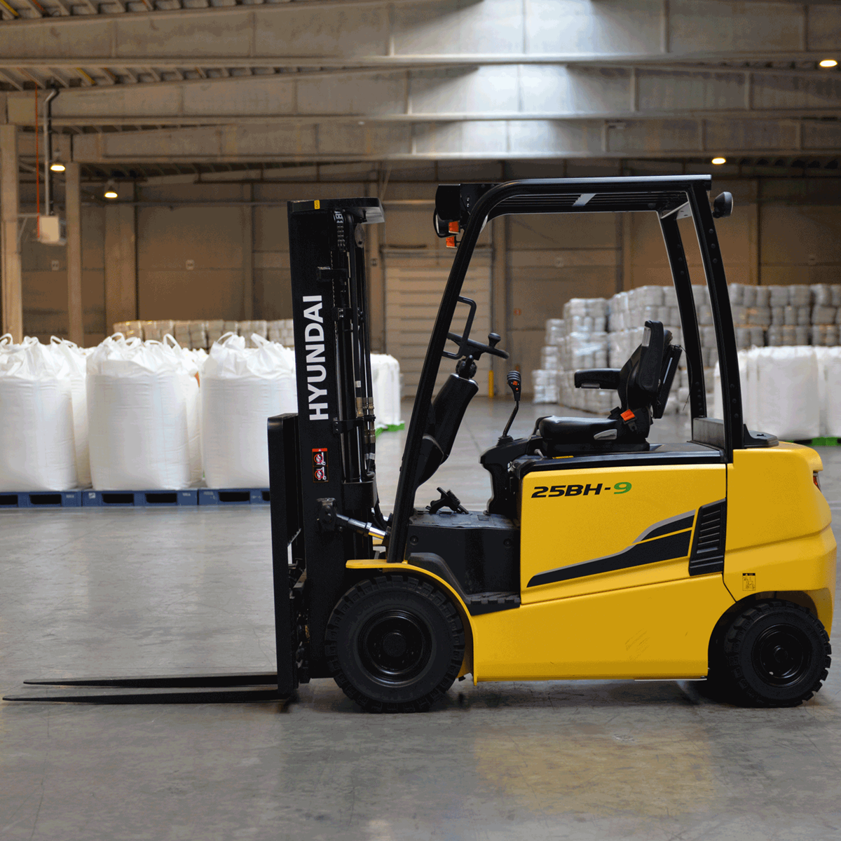 Primo piano da sinistra del carrello elevatore a forche Hyundai 25bh-9 in magazzino