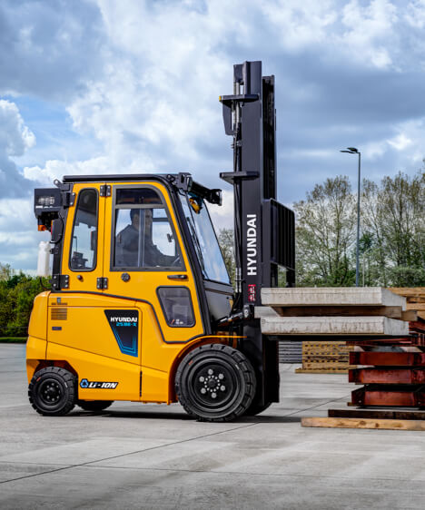HD Hyundai 25BE-X Electric Forklift yard carrying lifting concrete plates