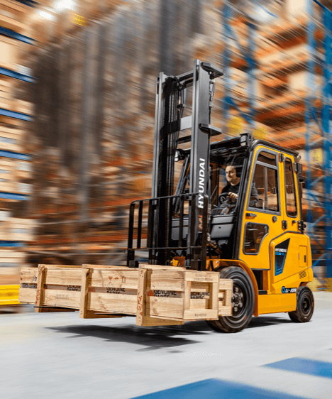 HD Hyundai 25BE-X Electric Forklift Warehouse carrying wood pallets