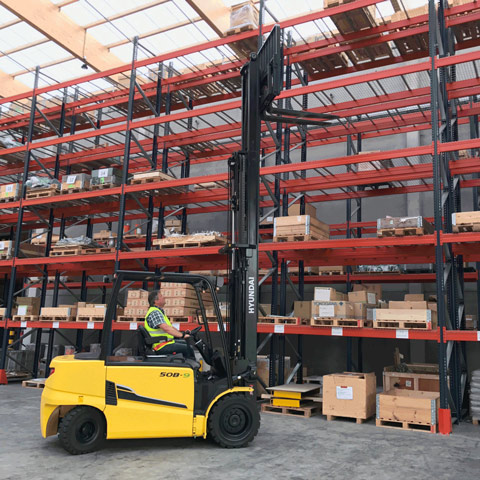 Opérateur d'un chariot élévateur Hyundai 50b-9 prélevant des marchandises dans un entrepôt