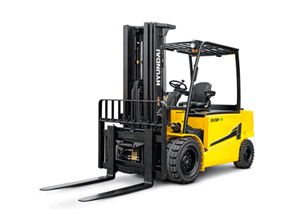 Vista laterale del carrello elevatore a forche Hyundai 50b-9 su sfondo bianco