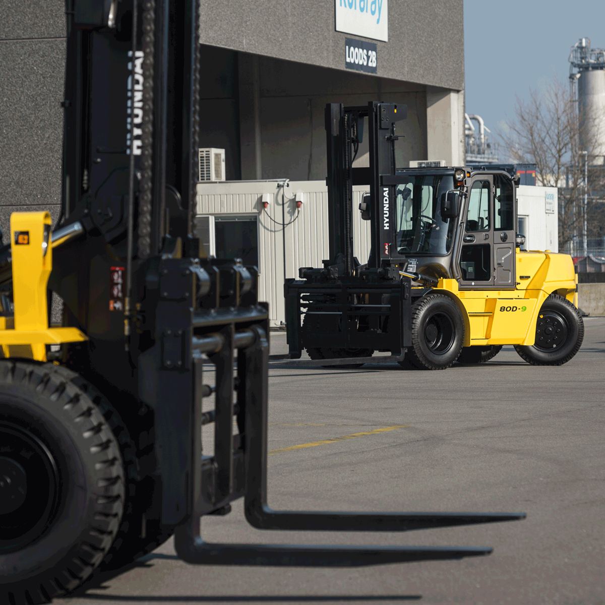 Hyundai 80d-9 2 diesel forklift warehouse outside side view forks