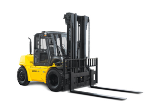 Vista laterale del carrello elevatore a forche diesel Hyundai 80d-9 su sfondo bianco