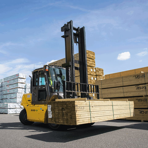 Hyundai 50d-9 diesel forklift timber lifting load front view