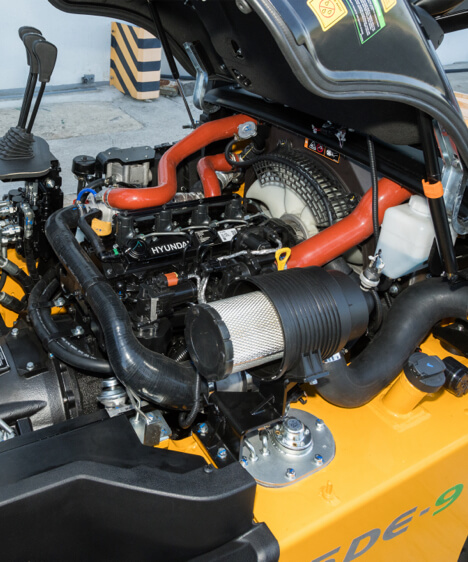 Hyundai 35DE-9V Diesel Powered forklift engine bay
