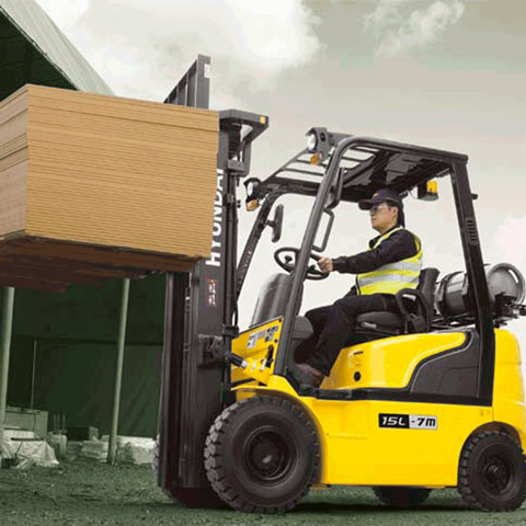 Hyundai 15l-7m lpg forklift lifting moving operator outside 