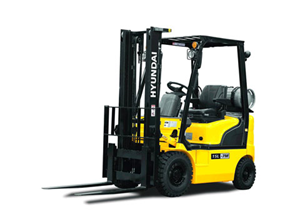 Vista laterale del carrello elevatore a forche gpl Hyundai 15l-7m su sfondo bianco