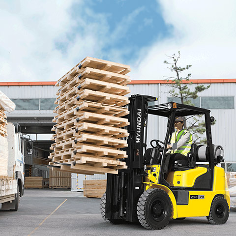 Hyundai 25l-7a lpg forklift lifting pallets moving