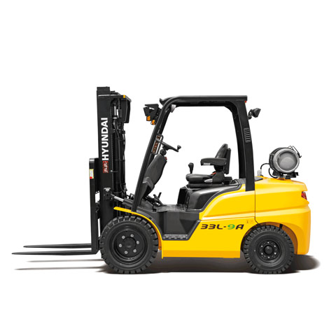 Vista laterale sinistra e da dietro del carrello elevatore a forche gpl Hyundai 33l-9a su sfondo bianco