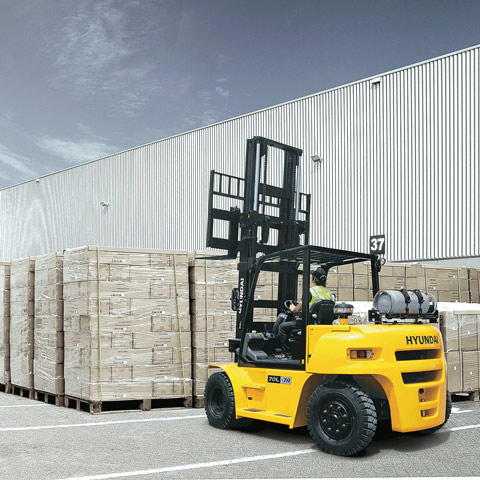 hyundai 70l 7a lpg forklift in the field loading