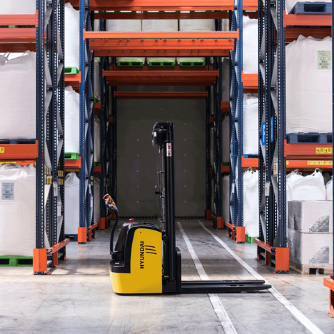 Accatastatore di pallet Hyundai 15es in magazzino