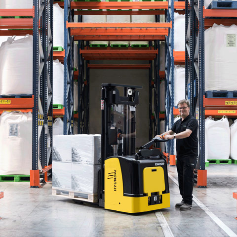 Hyundai 15ESR Pallet stacker with driver