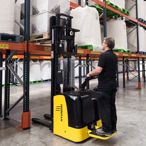 Hyundai 15ESR Pallet stacker in operation