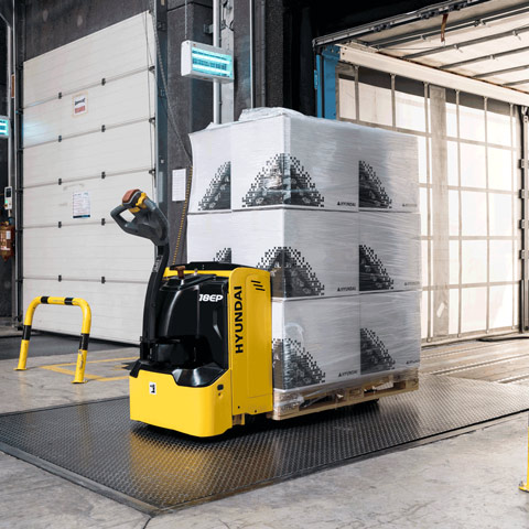 18 EP Pallet stacker at loading dock