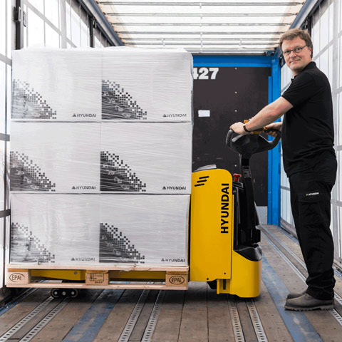 Hyundai 18EP Pallet Truck loading