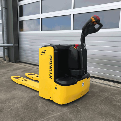 Hyundai 20EP pallet truck in front of a loading dock