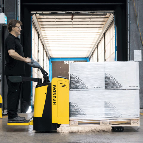 Hyundai 20EPR pallet truck loading truck