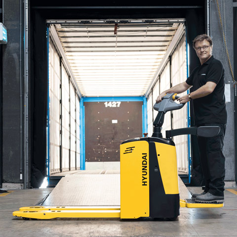 20EPR Pallet truck in operation